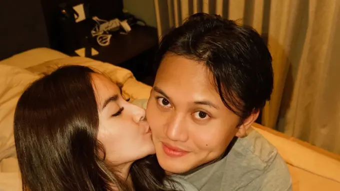 Mahalini saat Beri Kejutan Ulang Tahun suaminya, Rizky Febian ke-28 bawa kue merah. [@ @mahaliniraharja]