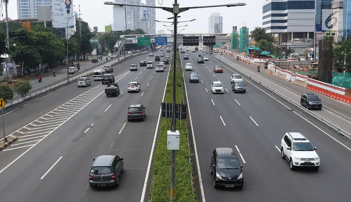 Kendaraan melintasi jalur tol dalam kota dan Jalan Gatot Soebroto di Jakarta, Selasa (1/5). Peringatan Hari Buruh menyebabkan lalu lintas di sejumlah ruas jalan Ibukota menjadi lebih lengang dibanding hari biasa. (Liputan6.com/Immanuel Antonius)