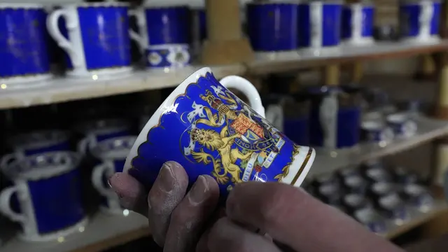 Serangkaian barang pecah belah untuk Penobatan Raja Charles III resmi diproduksi oleh Royal Collection Trust