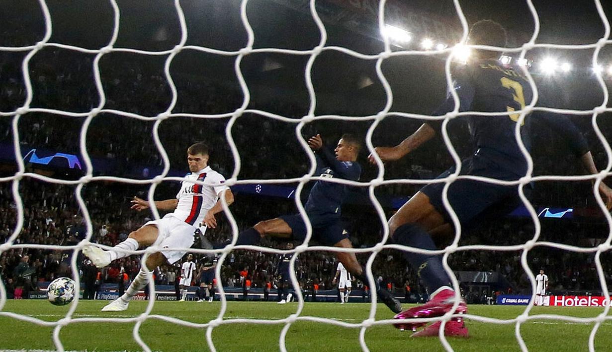 Bek Paris Saint-Germain, Thomas Meunier, mencetak gol ke gawang Real Madrid pada laga Liga Champions di Stadion Parc des Princes, Rabu (18/9/2019). PSG menang 3-0 atas Real Madrid. (AP/Michel Euler)