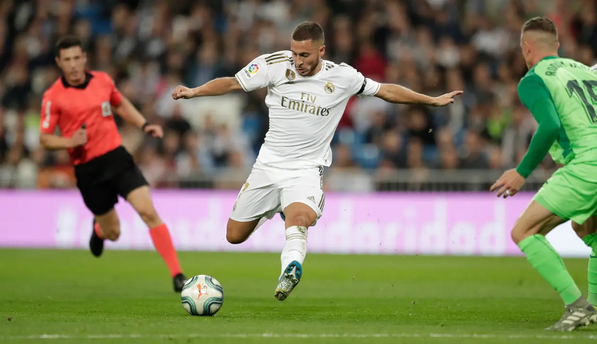 Penyerang Real Madrid, Eden Hazard bersiap melakukan tendangan saat menjamu Leganes pada pekan ke-11 La Liga 2019-2020 di Santiago Bernabeu,, Rabu (30/10/2019). Real Madrid tanpa ampun menghajar tamunya Leganes, 5-0. (AP/Bernat Armangue)