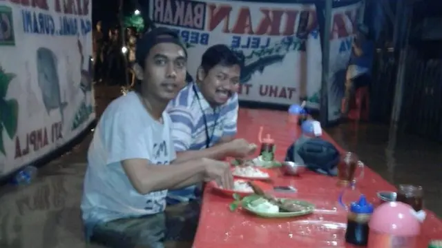 6 Potret Orang Makan dengan Santai Saat Banjir Ini Bikin Geleng Kepala