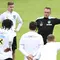 Ralf Rangnick tampak hadir dan memimpin langsung sesi latihan Timnas Austria. (AFP/Robert Jaeger)