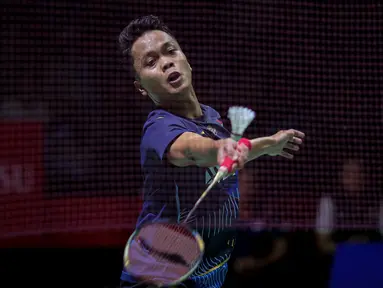 Tunggal putra terbaik tanah air berperingkat 4 BWF sekaligus unggulan ke-3, Anthony Sinisuka Ginting berhasil menembus babak semifinal Daihatsu Indonesia Masters 2024 setelah mengalahkan wakil Singapura, Loh Kean Yew di babak perempatfinal dengan straight game 21-17, 21-19 di Istora Senayan, Jakarta, Jumat (26/1/2024). Tampil konsisten dan percaya sendiri serta mampu meminimalisir kesalahan sendiri jadi kunci kemenangan Anthony Ginting. Di babak semifinal yang akan digelar Sabtu (27/1/2024), Anthony Ginting akan menghadapi tunggal putra Kanada, Brian Yang. (Bola.com/Bagaskara Lazuardi)