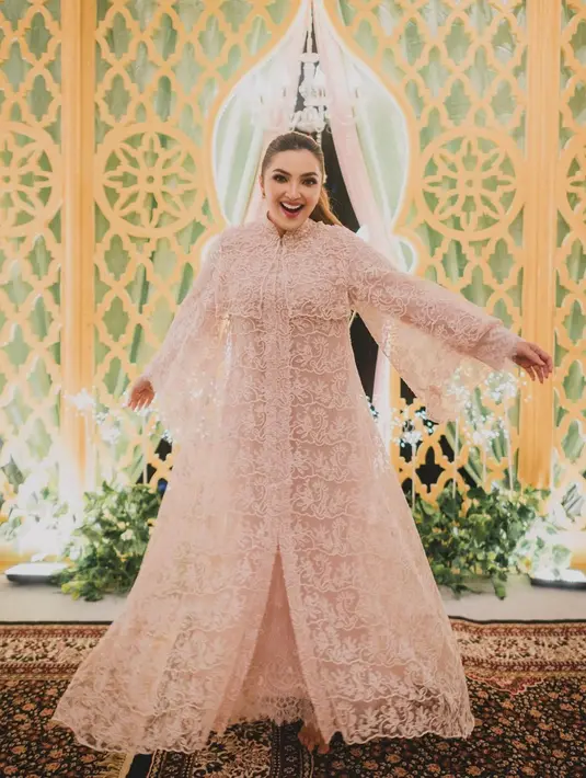 Ashanty selalu tampil totalitas. Kali ini, Ashanty membagikan penampilannya yang dibalut gamis super cantik bernuansa merah muda. Gamis lace ini memiliki motif bordir floral yang cantik. [Foto: Instagram/ashanty_ash]