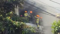 Petugas mengevakuasi penghuni rumah yang mengalami kebakaran di Komplek Taman Holis Indah, Kota Bandung, Rabu (11/8/2021). (Foto: Istimewa)