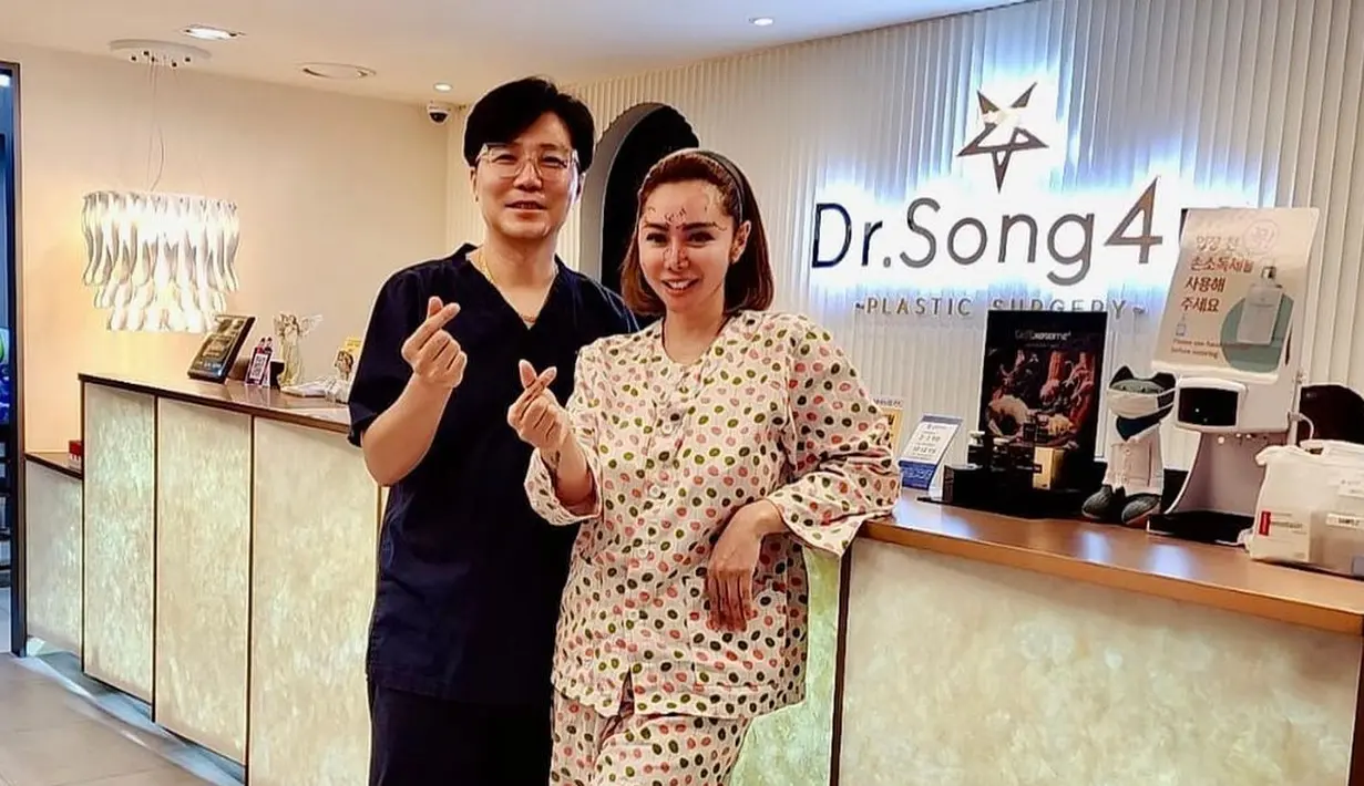 <p>Melalui akun Instagramnya, aktris 48 tahun ini mengaku kunjungannya ke Korea bukan sekedar liburan, tetapi juga melakoni operasi plastik. @femmypermatasari.</p>