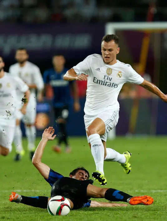 Gelandang Real Madrid Denis Cheryshev beraksi melewati hadangan  pemain Inter Milan Mateo Kovacic di Stadion Tianhe, Cina, Senin, (27/7/2015). Real Madrid sudah unggul di menit 22 berkat gol Jese Rodriguez. (REUTERS/Tyrone Siu)