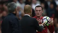 Striker Manchester United, Wayne Rooney, terlihat kesal dengan aksi manajer Manchester City, Pep Guardiola, pada laga lanjutan Premier League, di Old Trafford, Sabtu (10/9/2016). (AFP/Oli Scarff). 