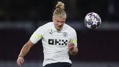 Pemain Manchester City Erling Haaland menyundul bola saat sesi latihan di Ataturk Olympic Stadium, Istanbul, Turki, Jumat (9/6/2023). Manchester City dan Inter Milan melakukan persiapan terakhir jelang laga final Liga Champions. (AP Photo/Manu Fernandez)