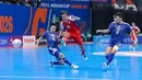 Pemain Timnas Futsal Indonesia, Firman Adriansyah mencetak gol ke gawang Jepang dalam laga semifinal Piala Asia Futsal 2026 di Indonesia Arena, Senayan, Jakarta, Kamis (05/02/2026). (Bola.com/Bagaskara Lazuardi)
