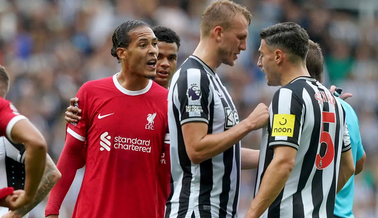 Pertandingan Newcastle lawan Liverpool berlangsung dengan tempo tinggi. Alexander-Arnold membuat pelanggaran keras di menit ke-6. Beruntung dia masih bertahan di lapangan setelah menerima kartu kuning. (Owen Humphreys/PA via AP)