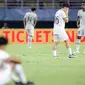 Ekspresi kapten Timnas Indonesia U-17, Iqbal Gwijangge (kanan) dan rekan satu timnya setelah dikalahkan Timnas Maroko U-17 dalam laga pamungkas Grup A Piala Dunia U-17 2023 yang berlangsung di Stadion Gelora Bung Tomo, Surabaya, Kamis (16/11/2023). (Bola.com/Bagaskara Lazuardi)