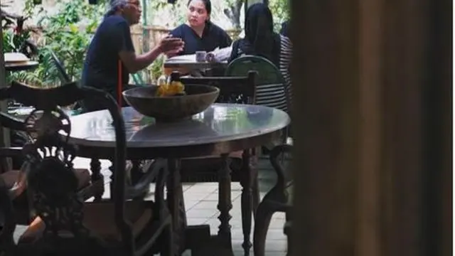 Menyesap Kopi Sambil Baca Buku di Kedai Berkonsep Rumah Adat Jawa