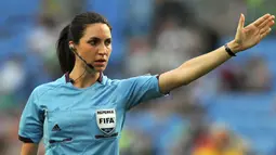 1. Jesica Salome di Iorio - Wasit cantik asal Argentina ini tercatat pernah memimpin sejumlah pertandingan sepak bola internasional. Salome di Iorio menjadi salah satu wasit dalam sepak bola wanita di Olimpiade London 2012. (AFP/Paul Ellis)