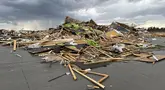 Puing-puing terlihat dari rumah yang hancur di barat laut Omaha, Nebraska, Amerika Serikat (AS), setelah tornado melanda daerah tersebut, Jumat (26/4/2024). (AP Photo/Margery A. Beck)