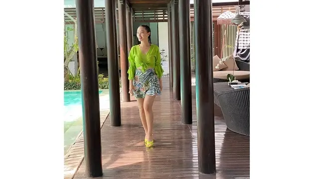 6 Pesona Zaskia Gotik saat Liburan di Bali, Penampilannya Jadi Sorotan