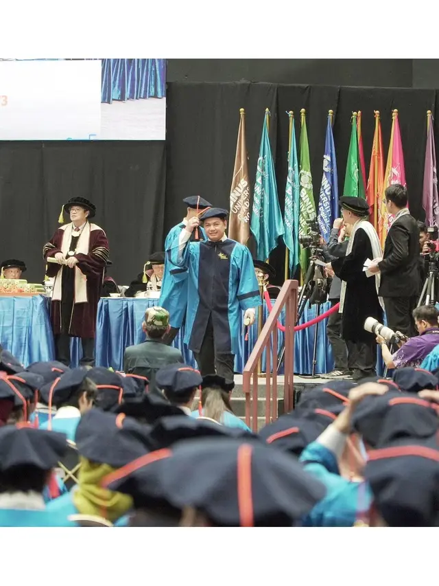 6 Potret Tommy Kurniawan Wisuda S1 di Usia 39 Tahun, Bahagia Didampingi Istri