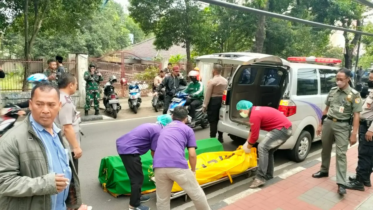 Penemuan Mayat pria bernama Mustakin (33) di dalam selokan kawasan Petukangan, Pesanggrahan, Jakarta Selatan, Senin (30/1/2023) pagi