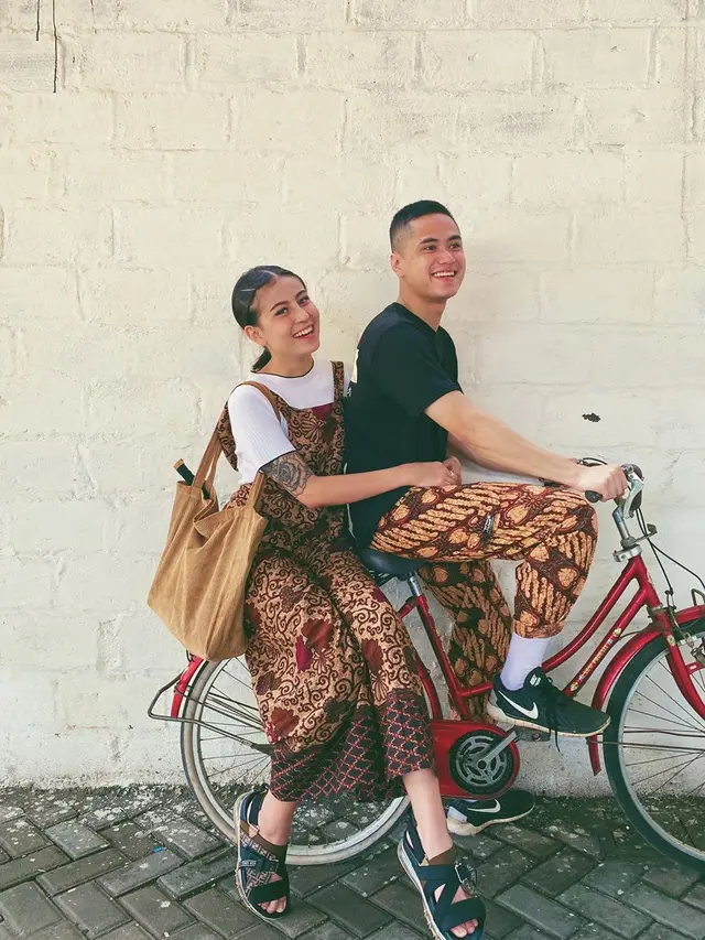6 Potret Kekompakan Awkarin dan Sabian Tama Pakai Baju Kembar, Makin Serasi