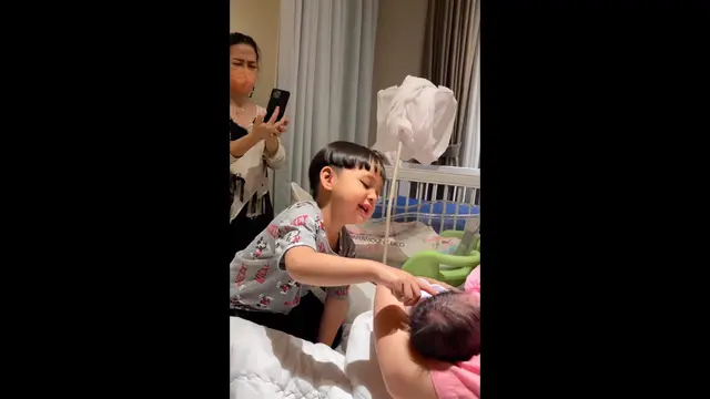 Gemas Banget, Tasya Kamila Share Momen Saat Pertama Kali Putra Sulungnya Bertemu Sang Adik