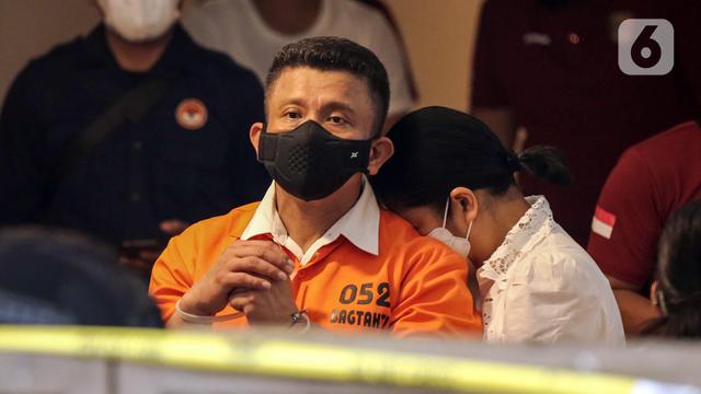 Pelukan Erat Ferdy Sambo kepada Putri Candrawathi Saat Rekonstruksi Pembunuhan Brigadir J