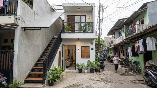 Desain rumah 2 lantai di gang sempit tanpa halaman depan yang bisa jadi resolusi hunian minimalis elegan di 2027 model dengan tangga di sisi bangunan