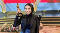 Prestasi tak henti-hentinya ditoreh dr. Reza Gladys. Ia berjaya di ajang RA Kartini Award 2024 kategori Doctor Entrepreneur in Digital Marketing Strategy. (Foto: Dok. Instagram @rezagladys)