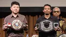 NEX Road to Champion merupakan kejuaraan pencarian bakat fighter berskala nasional. Tampak dalam foto, Head of Sports Business Emtek Group sekaligus CEO Nex, Hendy Lim (kiri) bersama Ketua Umum Interdisciplinary Combat Council (ICC), Suwardi, menunjukkan sabuk juara disela-sela konferensi pers terkait NEX Road to Champion di SCTV Tower, Jakarta, Selasa (7/4/2026). (Bola.com/Abdul Aziz)