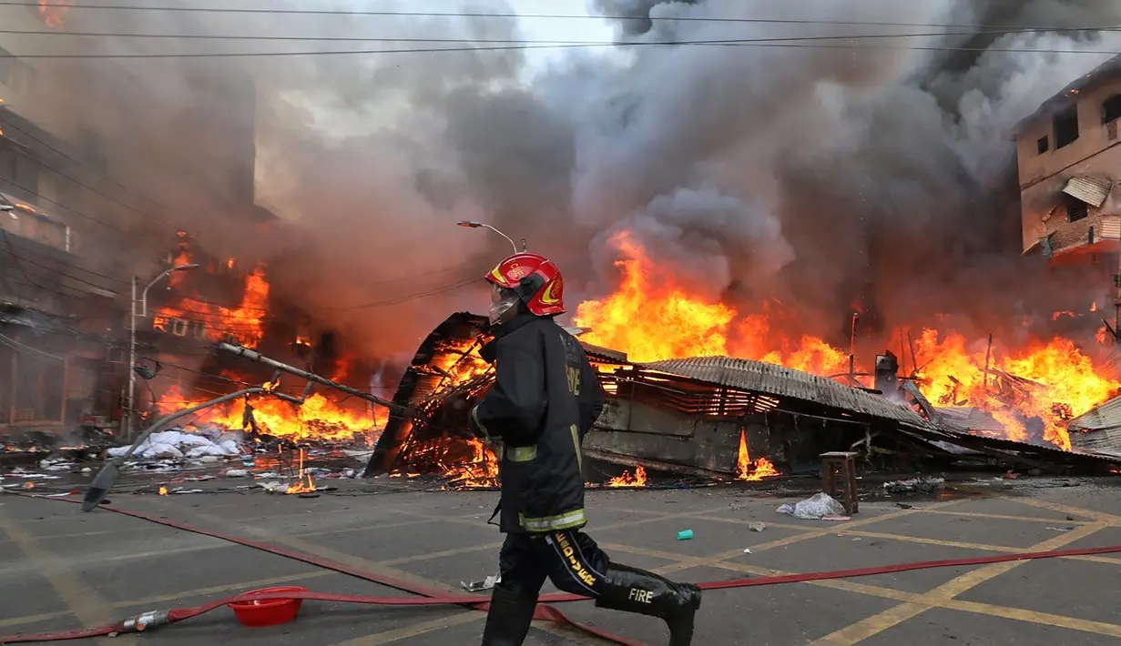 Rafi Al Faruk, petugas jaga dari Dinas Kebakaran dan ruang kontrol Pertahanan Sipil, mengatakan kepada IANS bahwa kobaran api meletus sekitar pukul 6.10 pagi.  (AFP Photo)