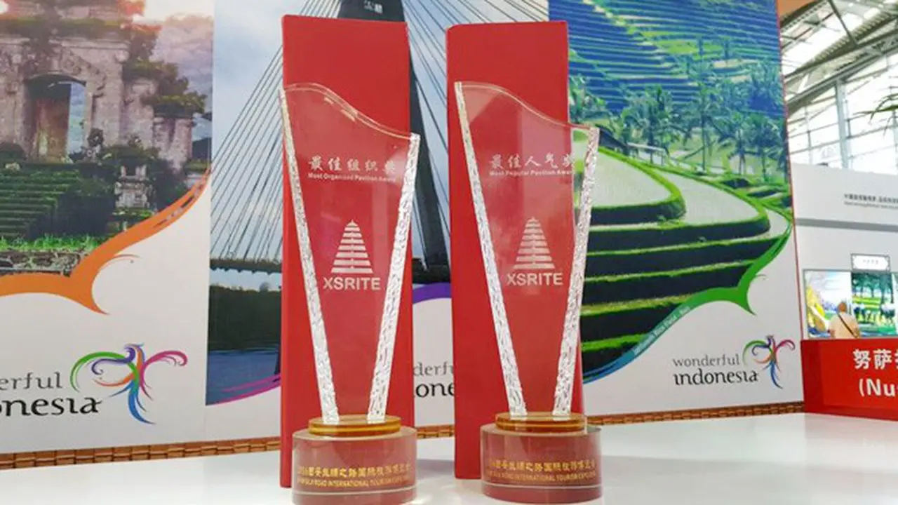 Dua piala penghargaan untuk Wonderful Indonesia dari event Silk Road Int'l Expo di Xian Tiongkok, 26-28 Agustus 2016