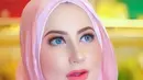 Detail makeup-nya juga tak kalah memikat. Pilihan warna lipstick-nya punya shade lebih bold, dipercantik contact lense berwarna biru cerah. [Instagram.com/tasyiiathasyia]