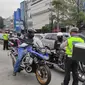 Polri Sat Lantas Jakarta Pusat menilang pengendara Moge atau motor ber cc besar, Sabtu (29/5/2021). (Foto: twitter @TMCPoldaMetro)