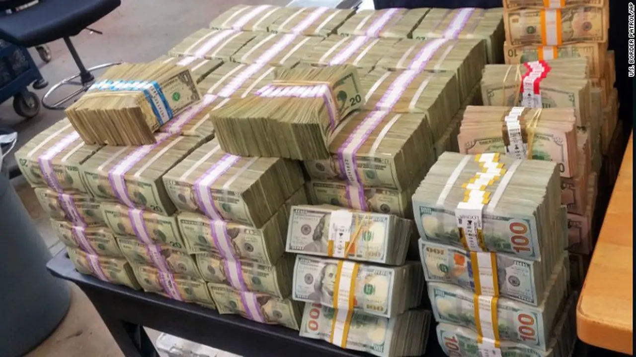 Uang 'Panas' Rp 40 Miliar Ditemukan di Bagasi Mobil 