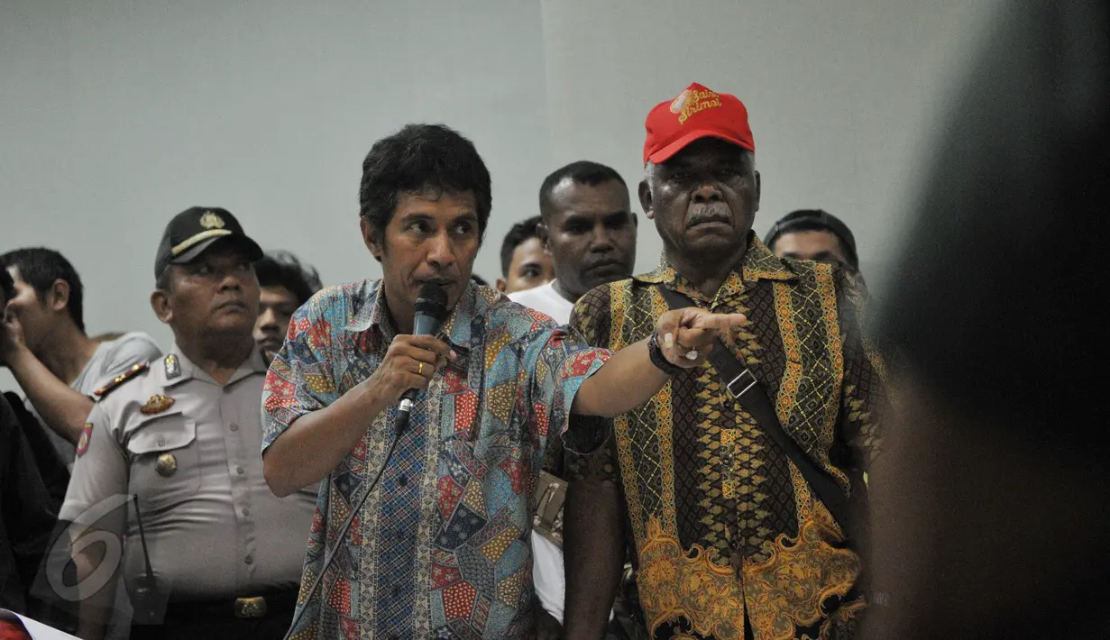 Perwakilan dari Persipura datangi Kantor Kemenpora, Kamis (28/5/2015). Mereka mempertanyakan kasus batalnya pertandingan Piala AFC antara Persipura dengan Pahang FA. (Liputan6.com/Herman Zakharia)