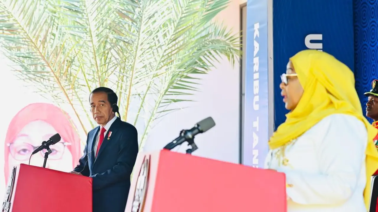 Presiden Joko Widodo atau Jokowi saat bertemu dengan Presiden Republik Persatuan Tanzania Samia Suluhu Hassan di Dar Es Salaam State House, Dar Es Salaam, Republik Persatuan tanzania, pada Selasa, (22/8/2023).