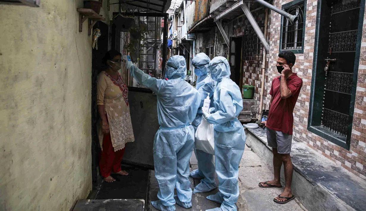 Petugas kesehatan India yang mengenakan alat pelindung diri melakukan pemeriksaan COVID-19 di kawasaan permukiman kumuh di tengah penyebaran wabah tersebut di Mumbai, India (17/6/2020). (Xinhua/Stringer)
