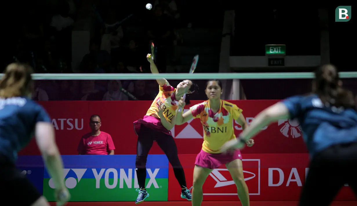 <p>Pemain ganda putri Indonesia, Ribka Sugiarto (kiri) yang berpasangan dengan Lanny Tria Mayasari berusaha mengembalikan bola saat menghadapi pasangan Belanda, Debora Jille/Cheryl Seinen pada babak perempatfinal Daihatsu Indonesia Masters 2024 di Istora Senayan, Jakarta, Jumat (26/1/2024). Lanny/Ribka menang dua game langsung dengan skor 21-10, 21-16. (Bola.com/Bagaskara Lazuardi)</p>