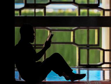 Seorang pria membaca Al-Quran di Masjid Istiqlal, Jakarta pada tanggal 1 Maret 2025. (BAY ISMOYO/AFP)