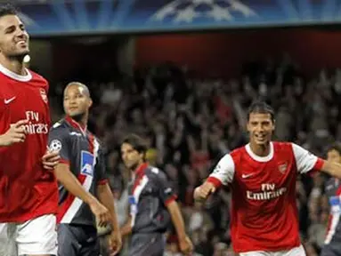Kegembiraan Cesc Fabregas (kiri) disambut Maroune Chamakh ketika Arsenal menghancurkan Braga dalam laga pertama babak penyisihan Liga Champions di Emirates Stadium, 15 September 2010. AFP PHOTO/IAN KINGTON
