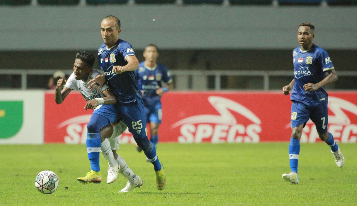 Ketinggalan satu gol, Persiba Balikpapan lewat Fauzan Jamal terus menekan lini pertahanan Rans Cilegon FC, namun tidak ada peluang yang dapat mengoyak jala gawang Rans. (Bola.com/M Iqbal Ichsan)