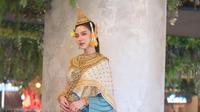 Baifern selalu tampil memesona di berbagai kesempatan. Seperti saat ia dengan cantiknya memakai busana adat tradisional Thailand bernama Chut Thai. Aura kecantikan Baifern sangat terpancarkan hingga membuat para fansnya semakin mengaguminya. (Liputan6.com/IG/@baifernbah)