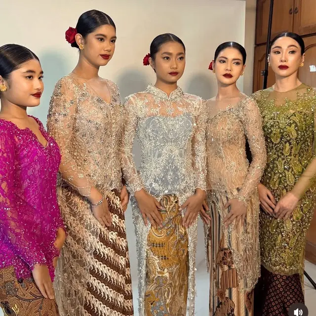 Gaya Anggun Almira Putri AHY dan Annisa Pohan Dibalut Kebaya saat Graduations Sekolah Modelling. [@kimmyjayantischool]