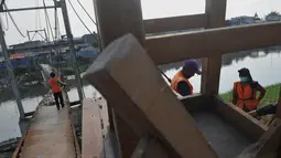 Jembatan Setia Kawan yang menghubungkan Kelurahan Grogol dan Kelurahan Duri Pulo itu nyaris putus, Jakarta, (1/9/14). (Liputan6.com/Johan Tallo)