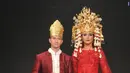 Model memamerkan koleksi busana pengantin pada pameran pernikahan yang bertajuk Unveil, From Indonesia to the World di Grand Ballroom Shangri-La Hotel, Jakarta, Jumat (5/6/2015). (Liputan6.com/Herman Zakharia)