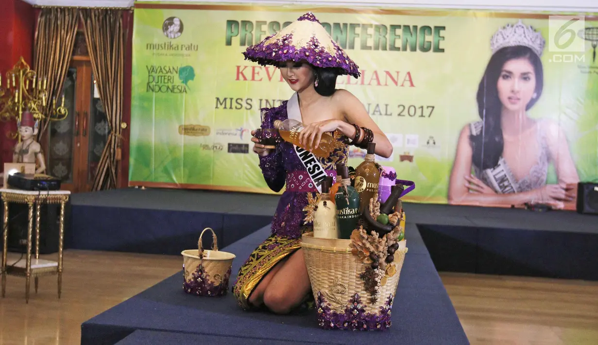 Puteri Indonesia Lingkungan 2017 Kevin Lilliana berpose mengenakan busana bertemakan Mbok Jamu untuk Miss International 2017 di Aula Sasono Wiwoho, Jakarta, Rabu (18/10). Kevin akan bersaing dengan kontestan dari 65 negara. (Liputan6.com/Herman Zakharia)