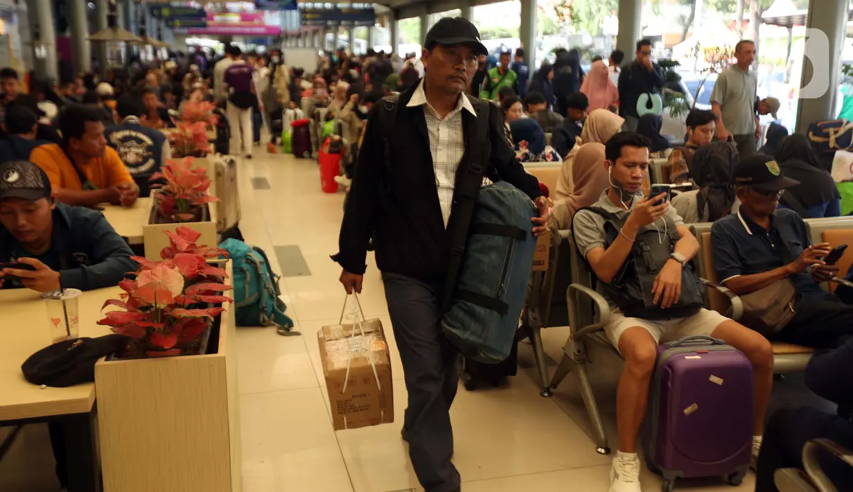 Kepadatan terjadi karena sejumlah calon penumpang datang lebih awal untuk menghindari keterlambatan. (Liputan6.com/Helmi Fithriansyah)