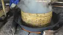Seorang pria memasak air nira kelapa yang akan dijadikan gula merah di desa Taman Jaya, Sukabumi, Jawa Barat  (24/06). Gula kelapa ini berasal dari pengolahan nira kelapa. (Merdeka.com/Arie Basuki)