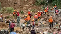 Sebelumnya, cuaca ekstrem dan hujan dengan intensitas tinggi yang mengguyur Desa Kasimpar, Kecamatan Petungkriyono, Kabupaten Pekalongan, Jawa Tengah menyebabkan terjadinya longsor pada Senin, 20 Januari 2025. (DEVI RAHMAN/AFP)