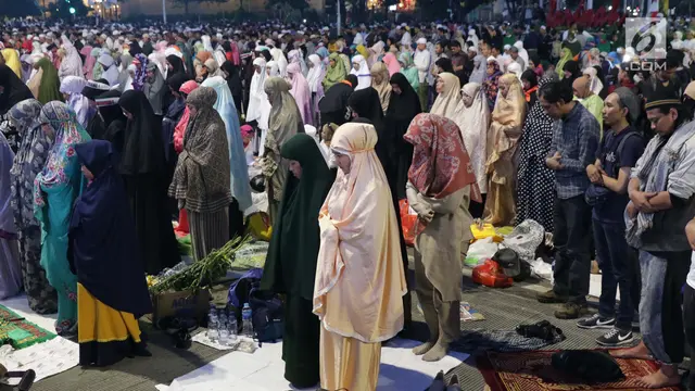 Massa Aksi Buka Puasa dan Salat Magrib di Depan Gedung Bawaslu